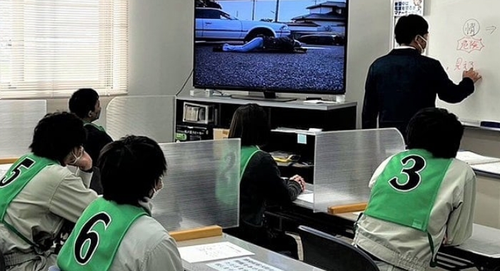 事故防止のための安全教育を受ける作業員たちの教室風景。