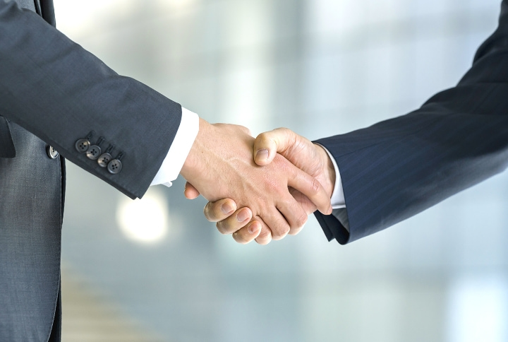 ビジネスマンの握手、成功とパートナーシップの象徴。
