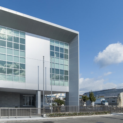 近代的なオフィスビルの外観、青空とガラス窓の反射。