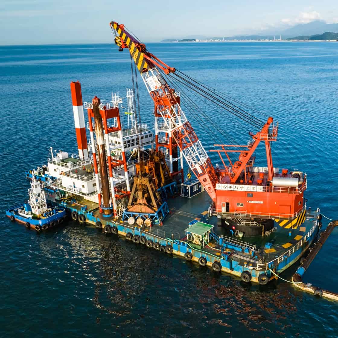 海上作業用の大型クレーンを搭載した作業船の全景