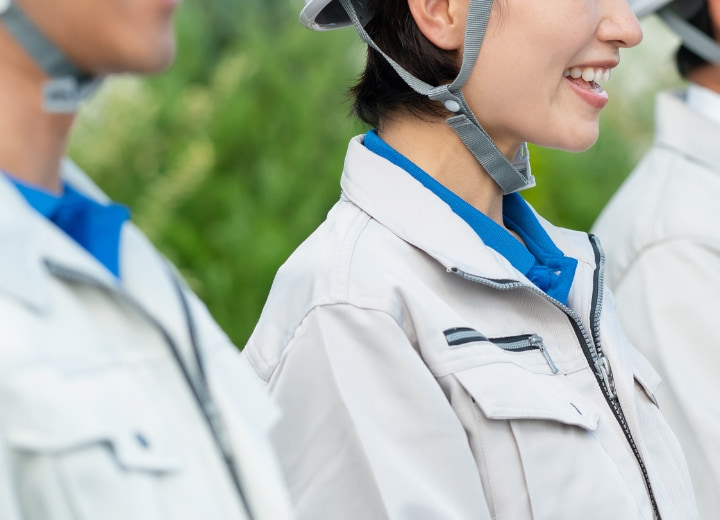 作業服を着た若い建設作業員の笑顔のクローズアップ写真