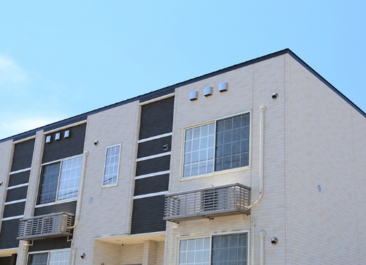 モダンなデザインの新築住宅の外観、晴れた日の青空。