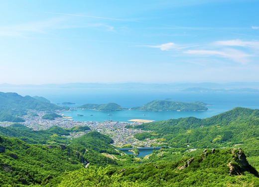 静かな海と緑豊かな山々を望む日本の美しい自然風景。