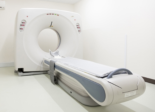 CTスキャン（コンピュータ断層撮影）機器の内部とベッドを写した画像