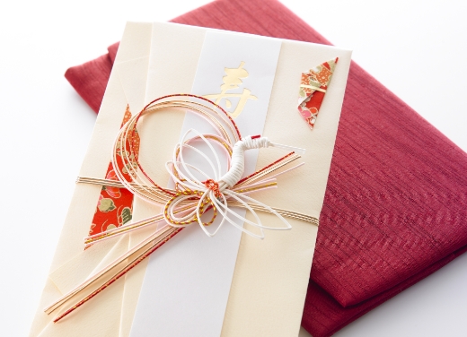 伝統的な和紙の祝儀袋と赤い風呂敷、結婚式やお祝い用の日本のギフト包装。