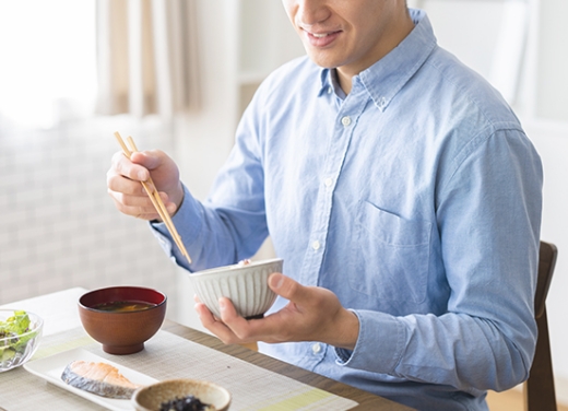 和食を食べる男性の昼食シーン