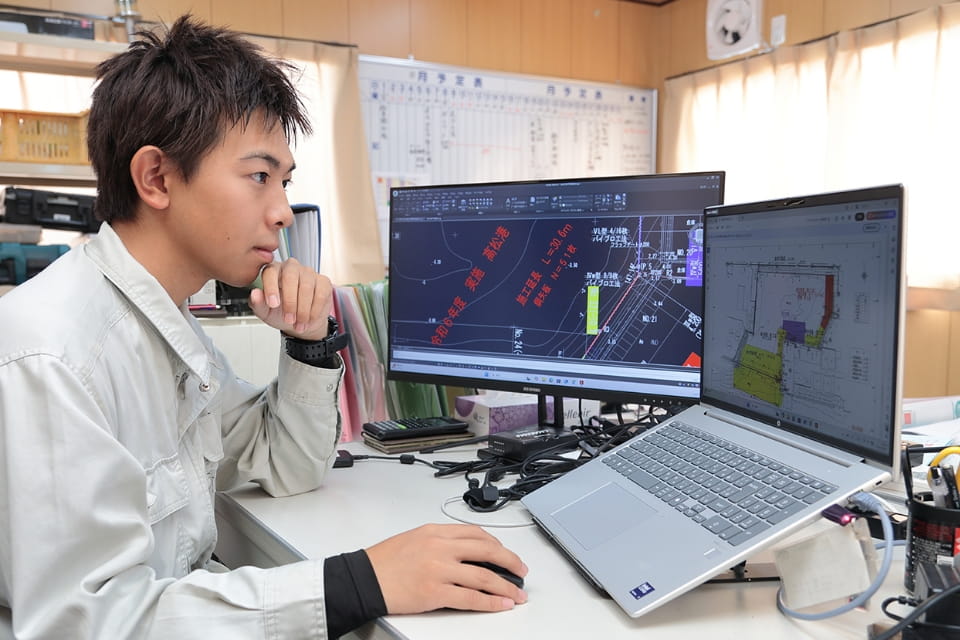 CADソフトを使って建築図面を確認するエンジニアの男性。