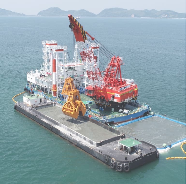 海上に浮かぶ大型クレーン付き作業船。クレーンが設置され、浚渫（しゅんせつ）や港湾工事に使用されている様子です。