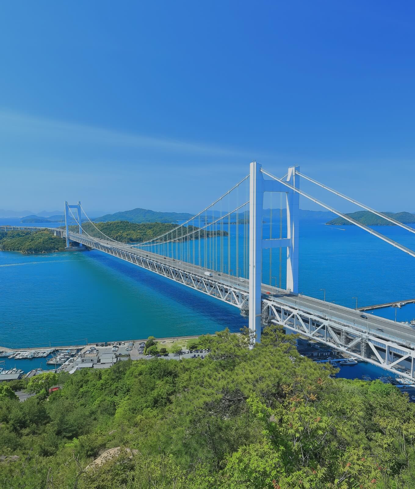 海を横断する橋と青空の風景を捉えた画像です。