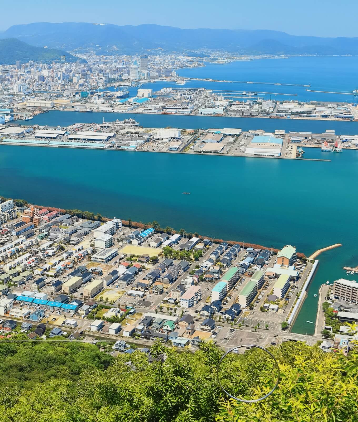 川崎市の都市景観、ビルや交通が見える日本の都市風景です。